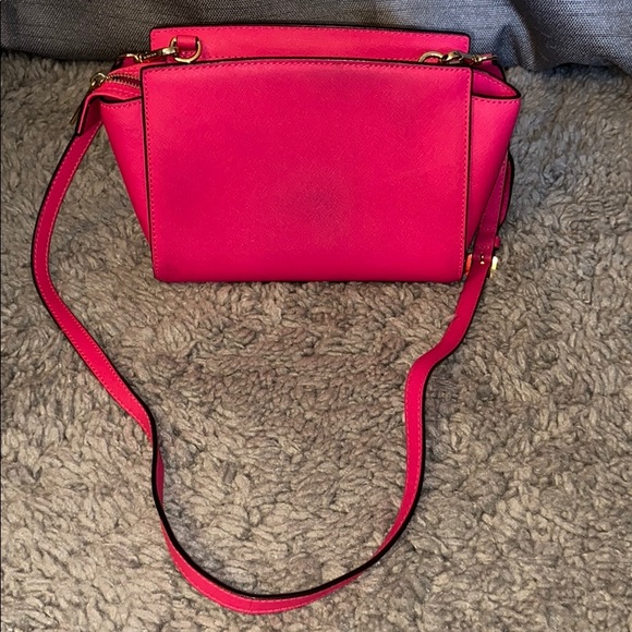 🎉SALE🎉 Michael Kors Hot Pink Saffiano Crossbody - Picture 3 of 6